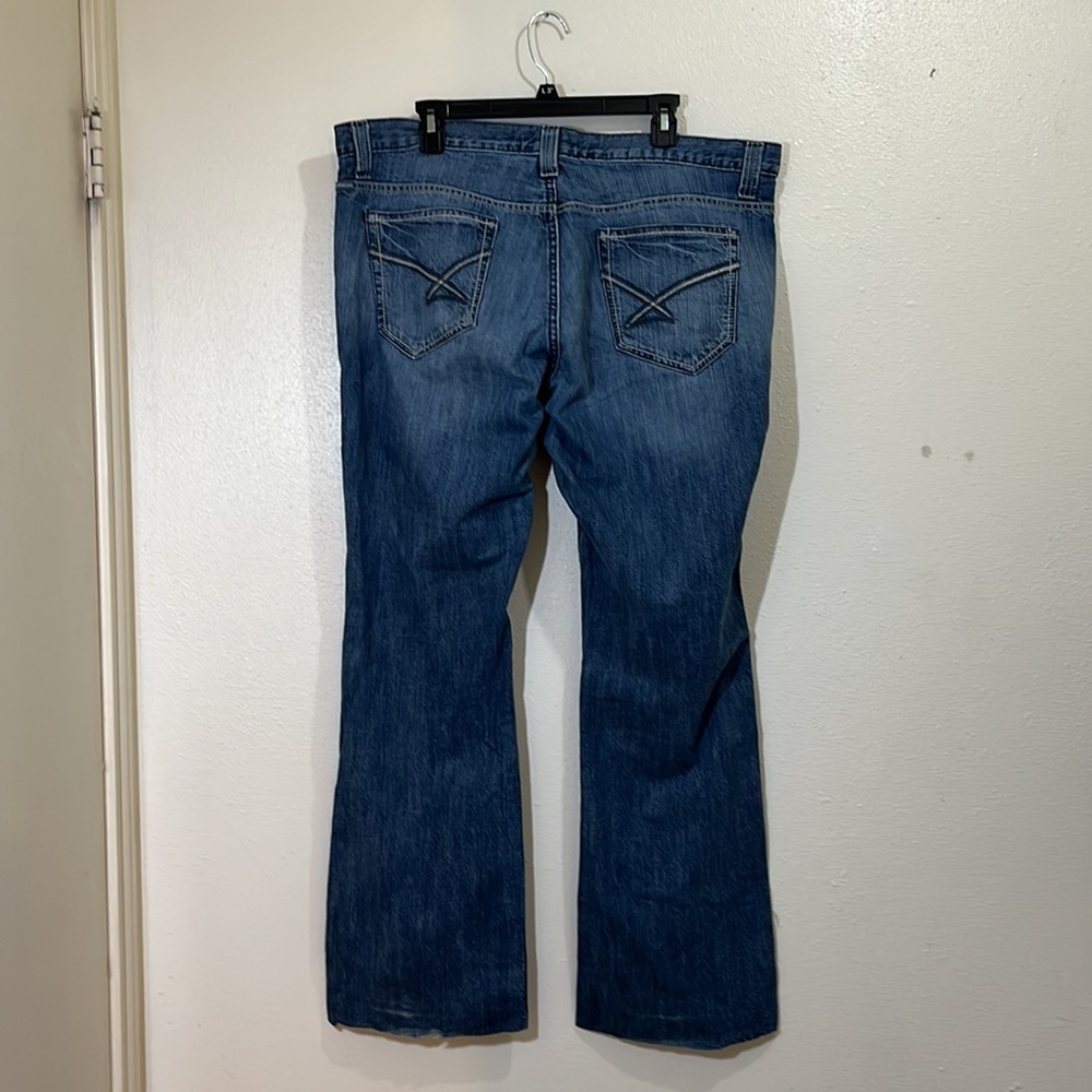 Cinch men’s relaxed fit denim blue jeans. Size waist measures 21 inches. - Picture 4 of 6